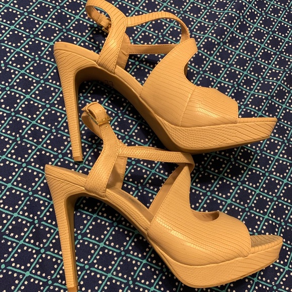 Nude BCBG platform peep toe sandals - Picture 3 of 5